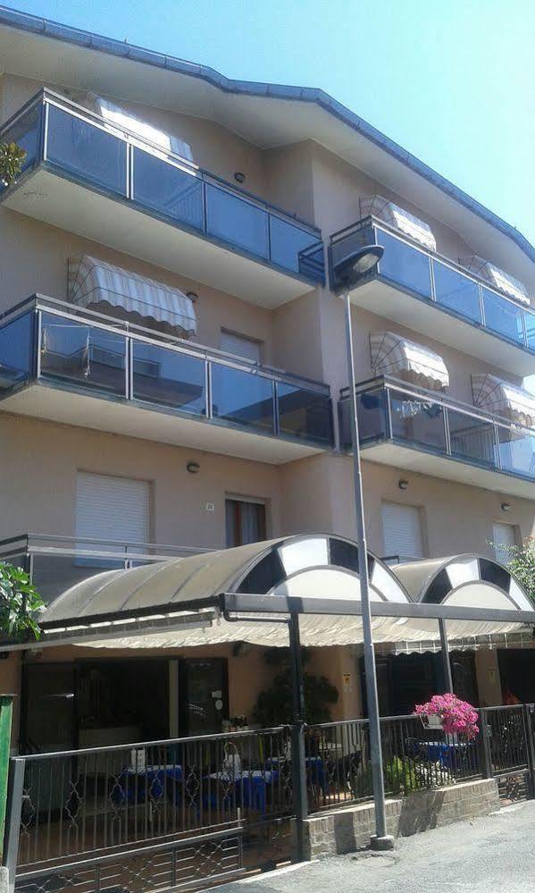Hotel Gialpina Viserba Di Rimini Esterno foto