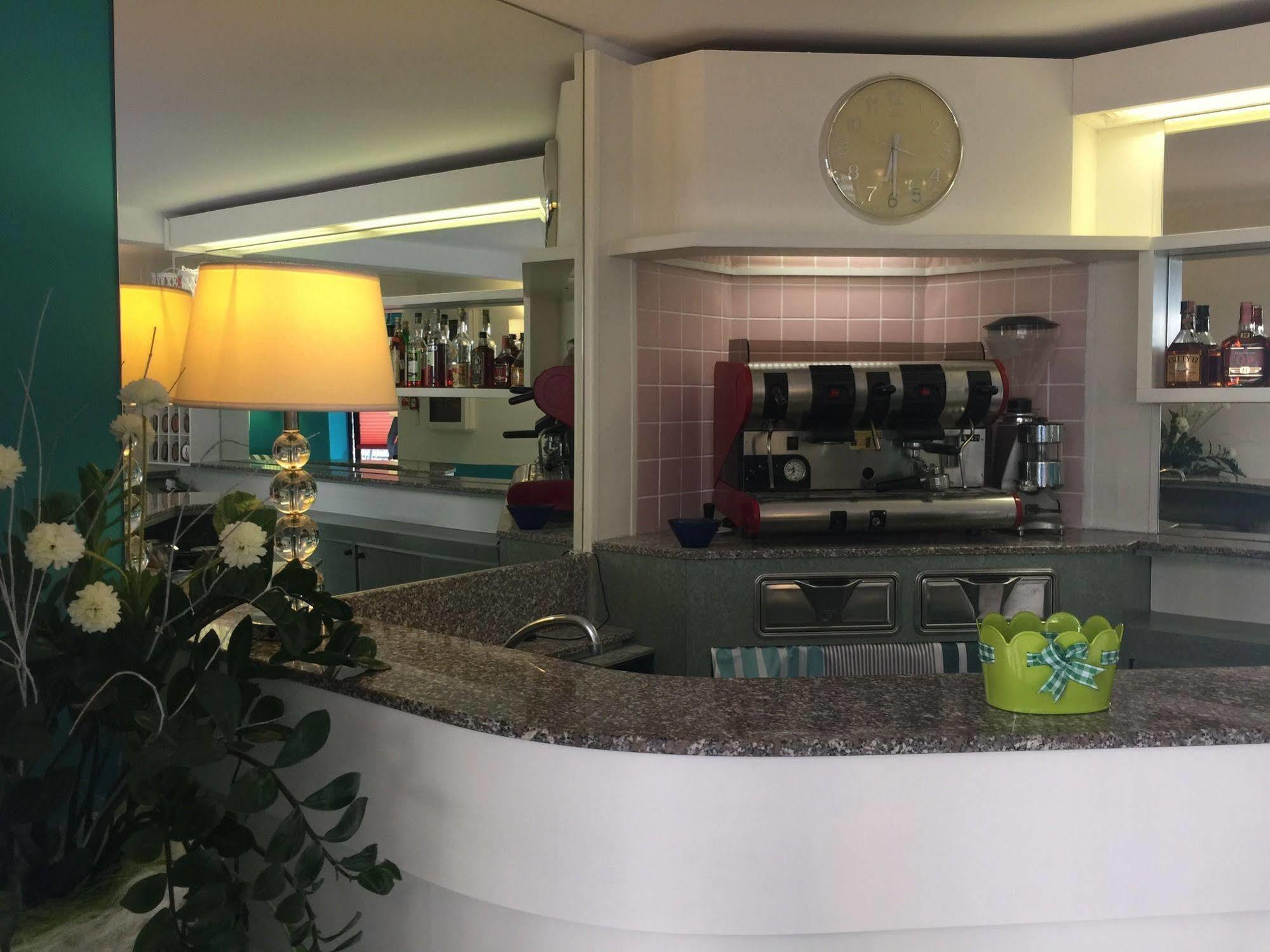 Hotel Gialpina Viserba Di Rimini Esterno foto