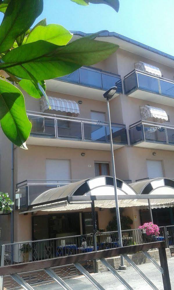 Hotel Gialpina Viserba Di Rimini Esterno foto